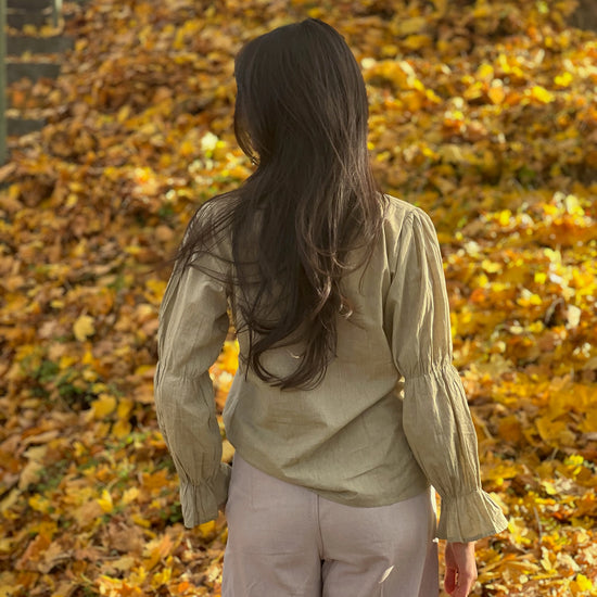Ruh Lush blouse in pastel green, autumn surrounding