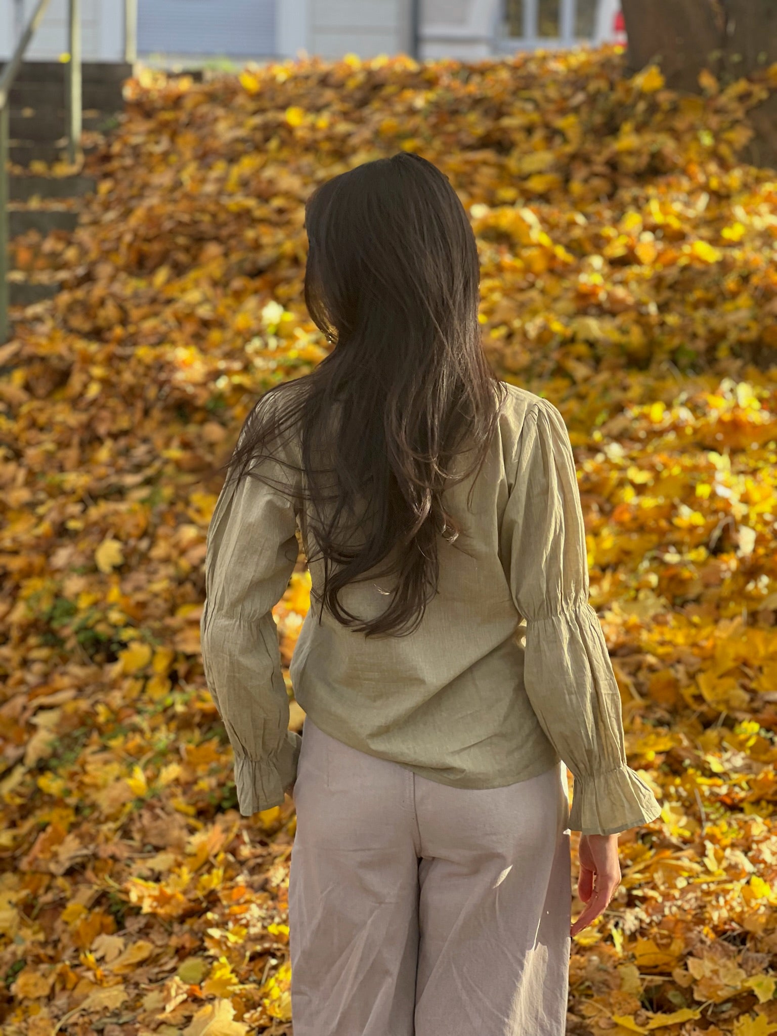 Ruh Lush blouse in pastel green, autumn surrounding